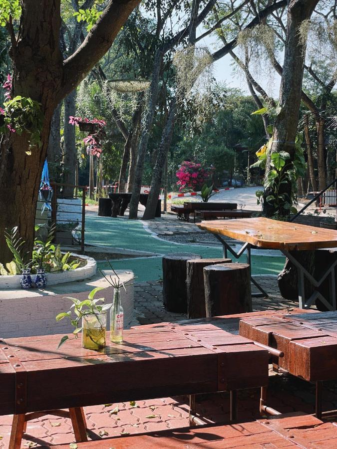 Rain Tree Cafe & Homestay Uthai Thani Exterior foto