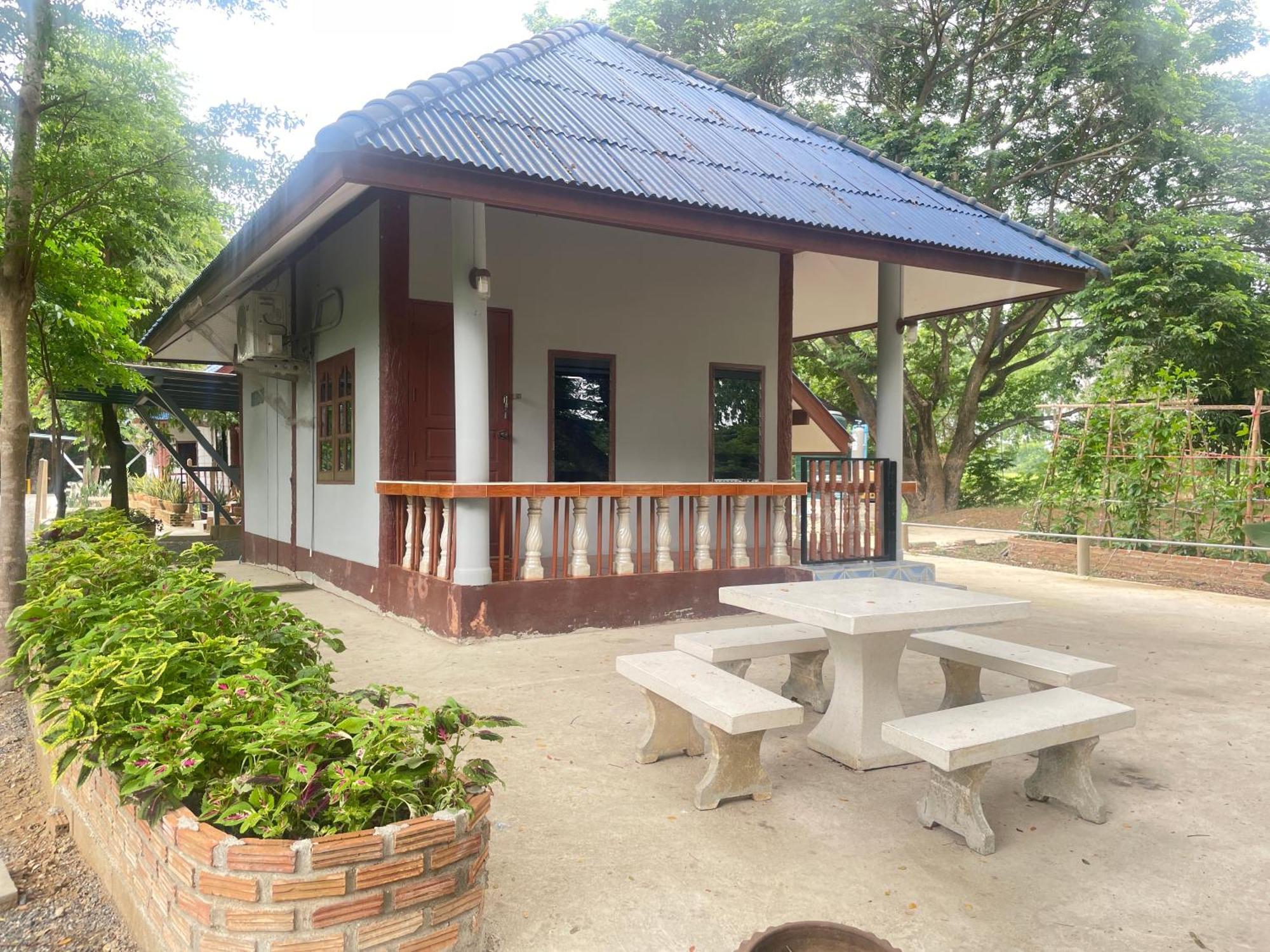 Rain Tree Cafe & Homestay Uthai Thani Exterior foto